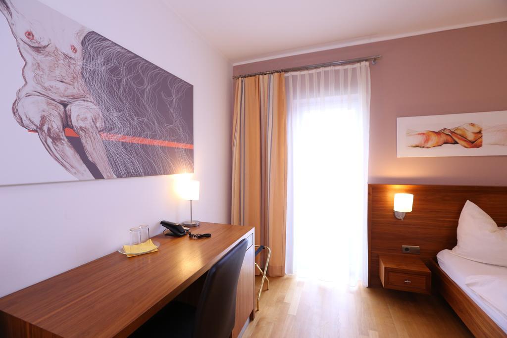Hotel & Konditorei May Neufeld an der Leitha Chambre photo