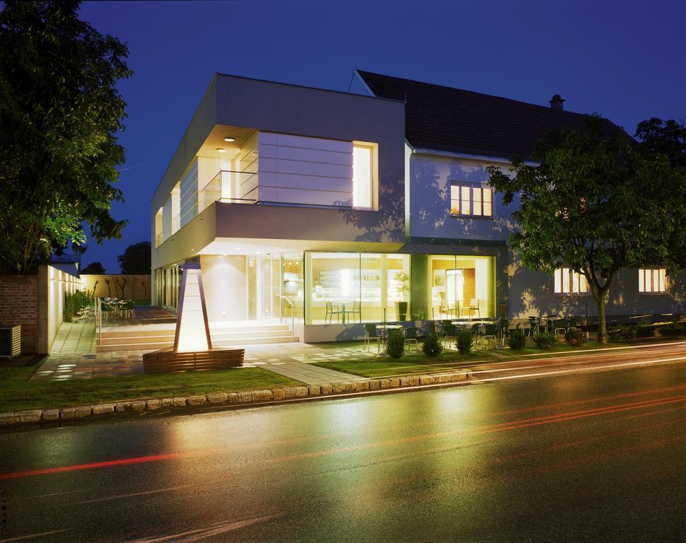Hotel & Konditorei May Neufeld an der Leitha Extérieur photo